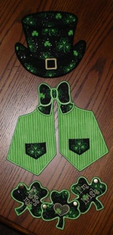wallhanging_bearoutfits_020917_1.jpg