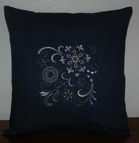 pillow_snowflakedesignwithsparklethread_011428_2.jpg