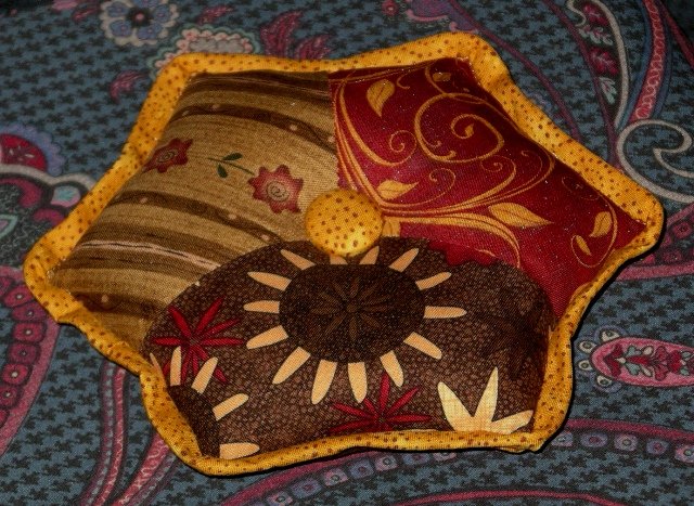pincushions_hexegonpincushion0430121.jpg