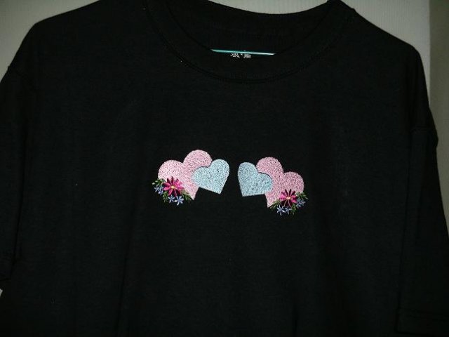 shirtstomom_blackshirtheartsflowers.jpg