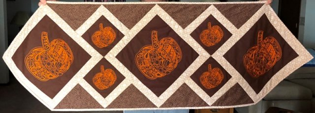 tablerunner_pumpkins_101518_1.jpg