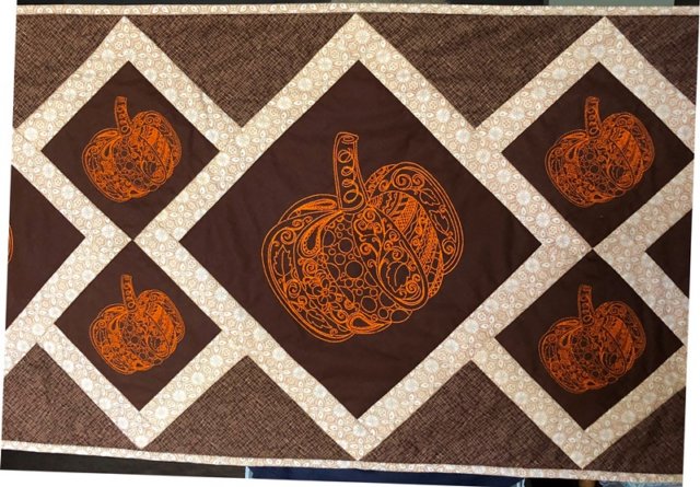 tablerunner_pumpkins_101518_2.jpg